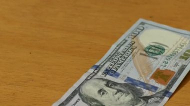 Masadaki dolarları sayıyorum.