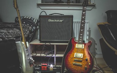 Bir çift yatak odası gitar teçhizat.