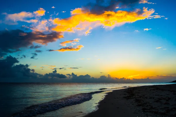 Amanecer sobre la orilla del Caribe — Foto de Stock