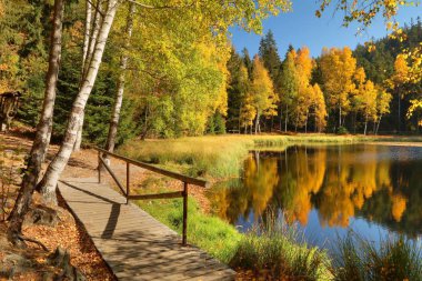 Çek Cumhuriyeti'nde Jirasek kayalarda siyah lake