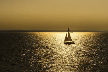 Velero solitario en el mar Mediterrneo, navegando tranquilamente. Akdeniz 'de yalnız yelkenli, sakince yelken açıyor.