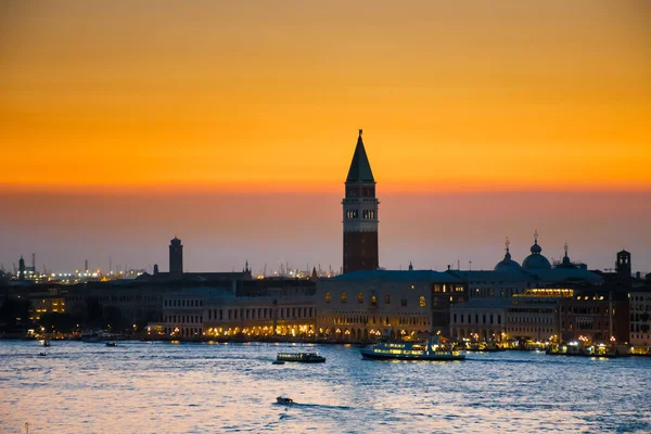 Sonnenuntergang Venedig Mit Dem Orangen Himmel Und Dem Turm Davor — Stockfoto