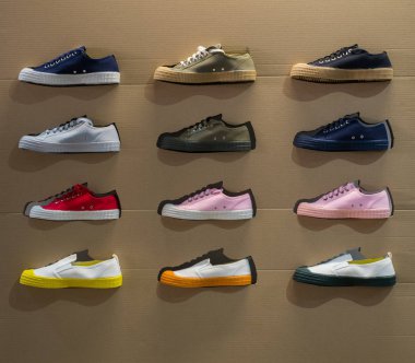 Bir dükkanda farklı renkli spor ayakkabılarla görüntülemek.