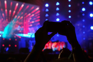Smartphone üzerinde festival konser holding eller.