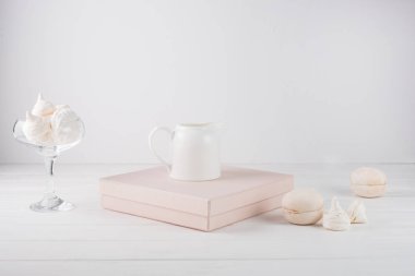 Beyaz beyaz arka plan üzerinde bir asma cam meringues bükülmüş.