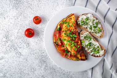 Kiraz domatesli omlet kızartır krem peynir ve yeşillik ile