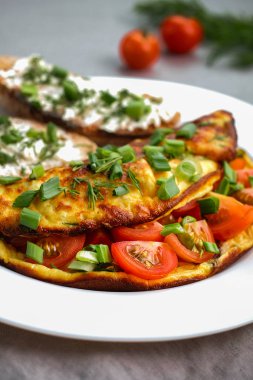 Kiraz domatesli omlet kızartır krem peynir ve yeşillik ile