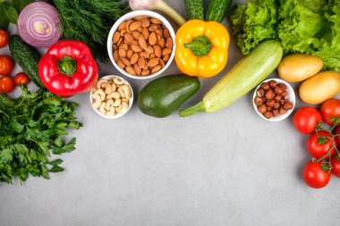 Mutfak-yukarıdan yakalanan taze renkli organik sebzeler.