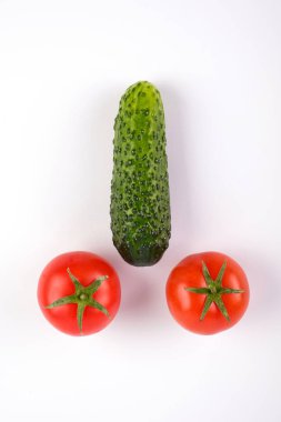 Domates ve salatalık penis şeklinde beyaz arka plan üzerinde.