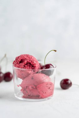 Bardakta vişneli dondurma topları. Ev yapımı tatlı.