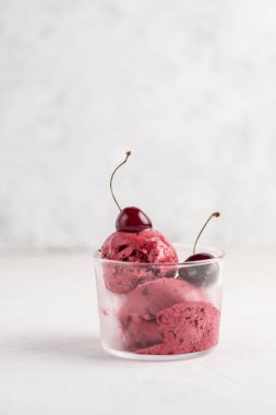 Bardakta vişneli dondurma topları. Ev yapımı tatlı.