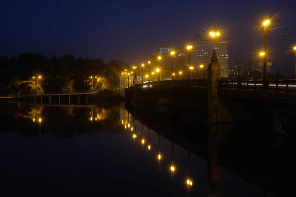 Paisaje nocturno de Donetsk. Puente de la calle Illicha . — Foto de Stock
