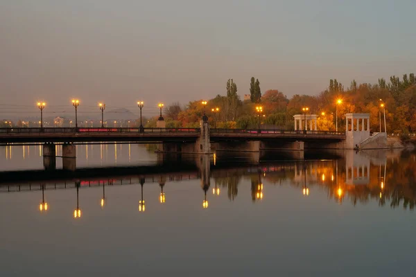 Донецький вечірній краєвид. Міст Ілича.. — стокове фото