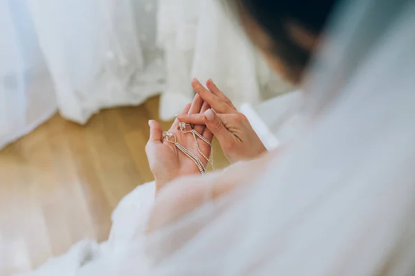 Earrings Hands Bride — Stock Photo, Image