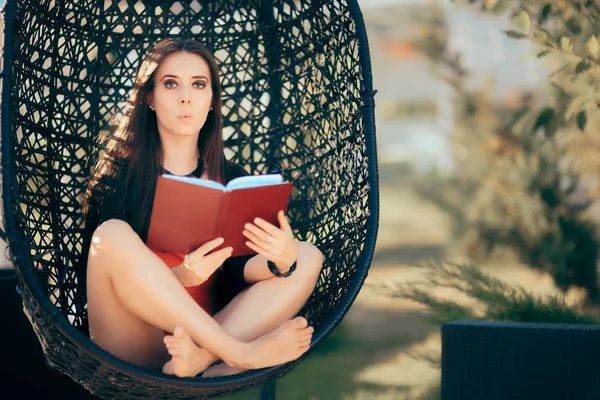 夏の屋外の小説を読んでの女の子入れ子椅子 — ストック写真