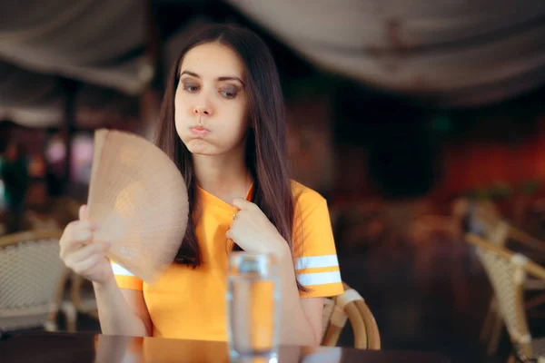 Perempuan Restoran Fighting Heat Waves Dengan Fan — Stok Foto