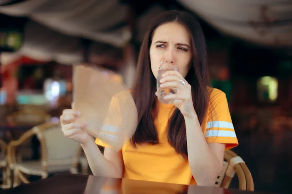 Žena Restauraci Boji Vlny Tepla Ventilátorem — Stock fotografie