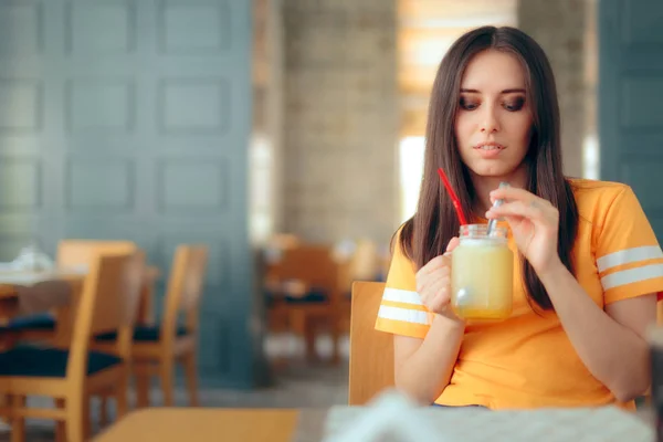 妇女在餐馆喝柠檬汁柑橘果汁 — 图库照片