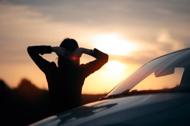 Mutlu kadın sürücü sonraki arabasına silüeti