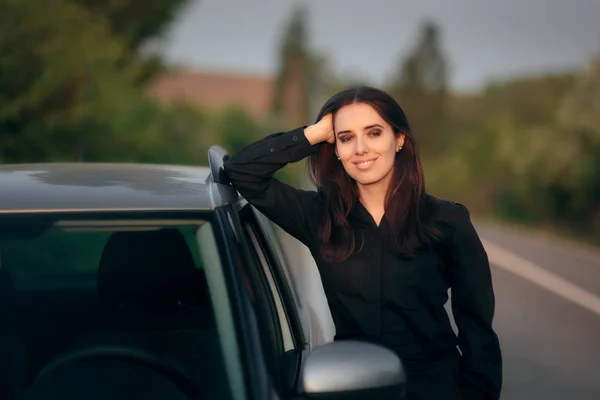 Gelukkig Vrouwelijke Toeristische Driver Naast Haar Auto — Stockfoto