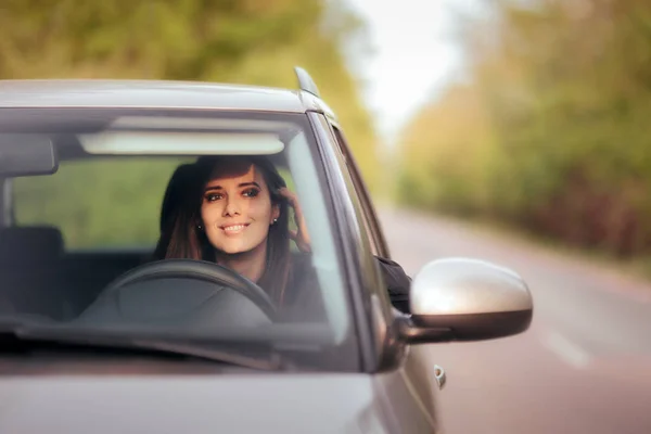 Szczęśliwa Kobieta Kierowca Letnie Wakacje Road Trip — Zdjęcie stockowe