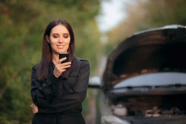 Chauffören Ringer Försäkringsbolaget Efter Motorstopp Vägen — Stockfoto