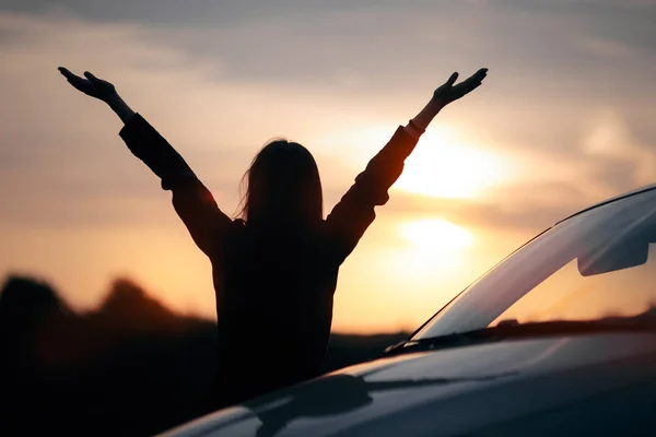 Siluet Happy Female Driver Samping Mobilnya — Stok Foto