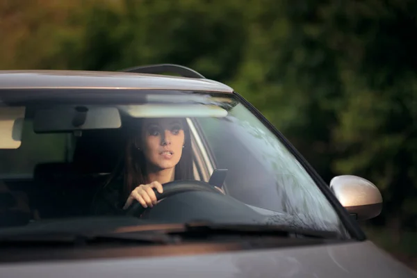 Stressed Woman Checking Her Smartphone While Driving — Stock Photo, Image