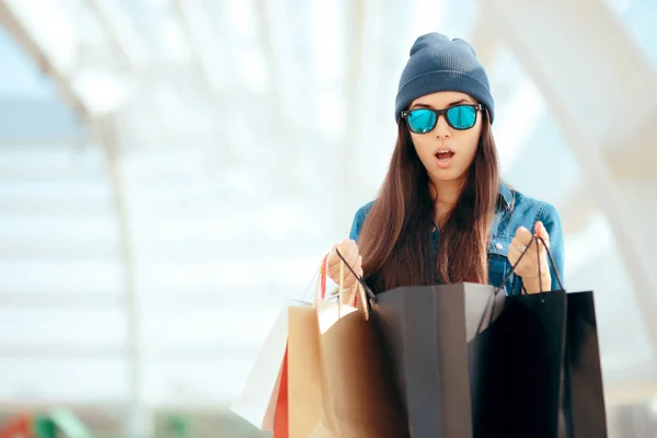 Cool Urban Fashionable Girl Dengan Tas Belanja — Stok Foto