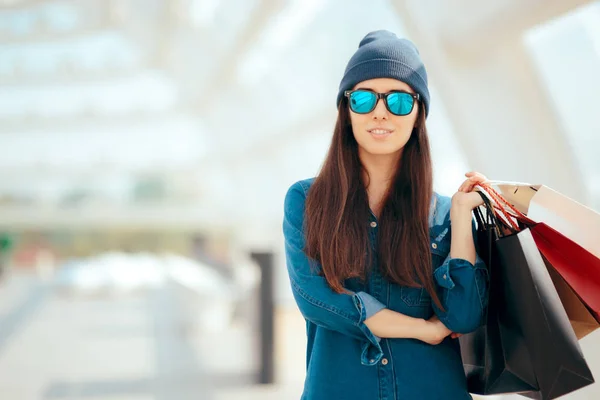 Koele Stedelijke Modieus Meisje Met Shopping Tassen — Stockfoto