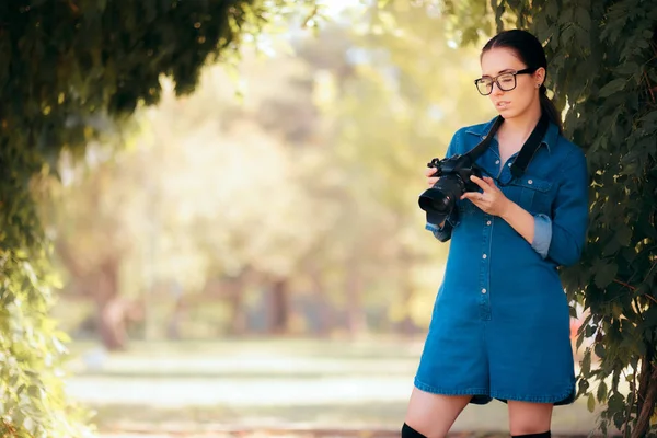 Fotografo Femminile Con Fotocamera Reflex Digitale Nel Parco — Foto Stock