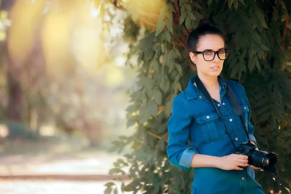 Female Photographer Dslr Camera Park — Stock Photo, Image