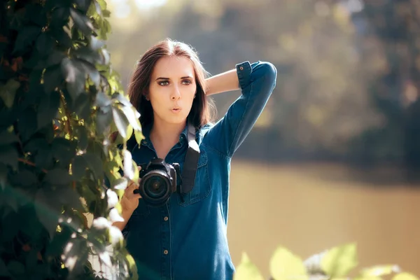 Female Paparazzi Camera Hiding Bushes — Stock Photo, Image