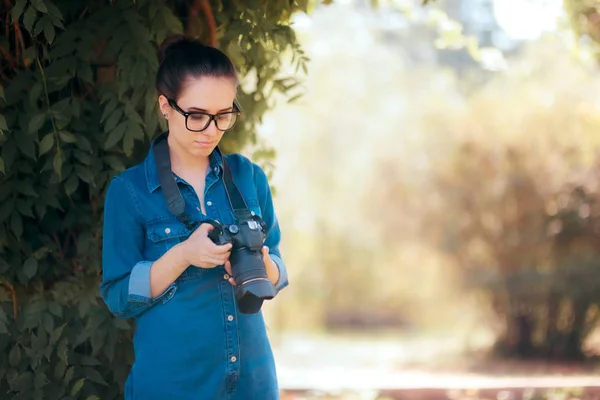 Fotógrafa Com Câmera Dslr Parque — Fotografia de Stock