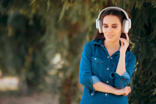 Woman Listening Music Headphones Outdoors Nature — Stock Photo, Image