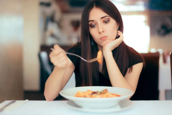 女顾客不满意餐厅的菜肴课程 — 图库照片
