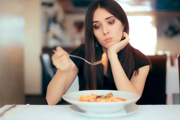 Cliente Femenino Insatisfecho Con Curso Plato Restaurante — Foto de Stock