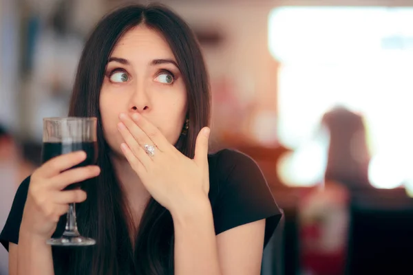 Grappig Meisje Reageren Het Drinken Van Kroeshaar Frisdrank Drinken — Stockfoto