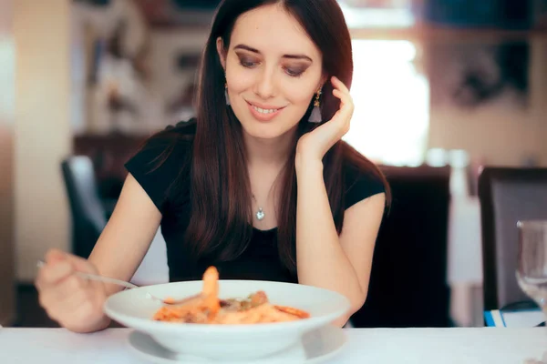 Szczęśliwa Kobieta Jedzenie Oczywiście Włoski Makaron Restauracji — Zdjęcie stockowe