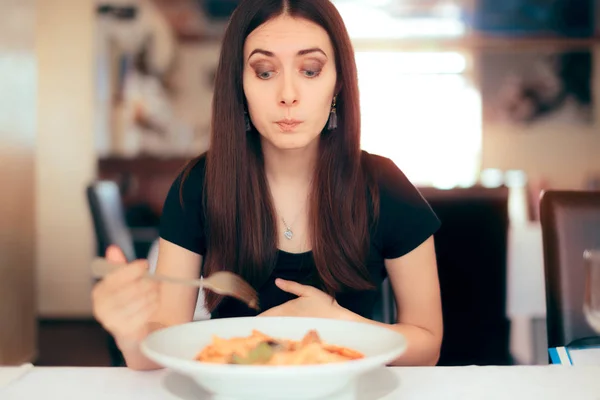 Mujer Sintiéndose Enferma Mientras Come Mala Comida Restaurante — Foto de Stock