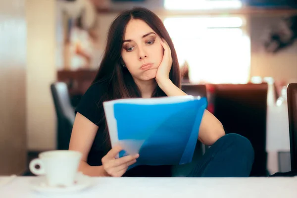 Mujer Leyendo Documentos Importantes Restaurante — Foto de Stock