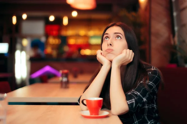 Gelangweilte Mädchen Warten Einem Café Auf Ihr Date — Stockfoto