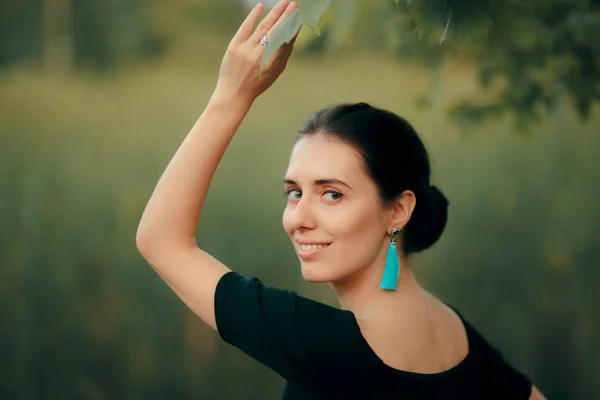 Elegante Frau Trägt Blaue Quaste Ohrringe Mode Porträt — Stockfoto