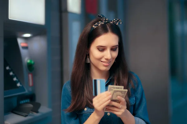 Mujer Sacando Dinero Cajero Automático —  Fotos de Stock