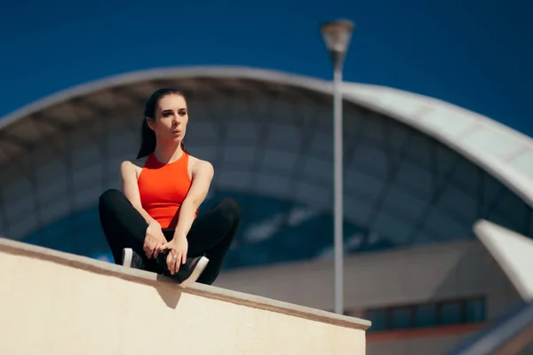 Stedelijke Sport Meisje Rust Buiten Training Sessie — Stockfoto