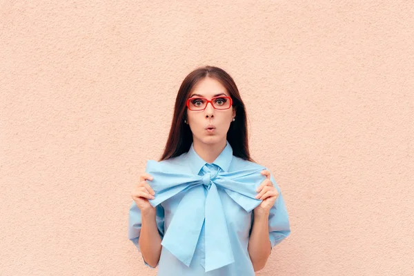 Indah Elegan Wanita Mengenakan Bingkai Merah Glasses — Stok Foto