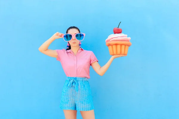Funny Party Girl Big Sunglasses Huge Cupcake — Stock Photo, Image