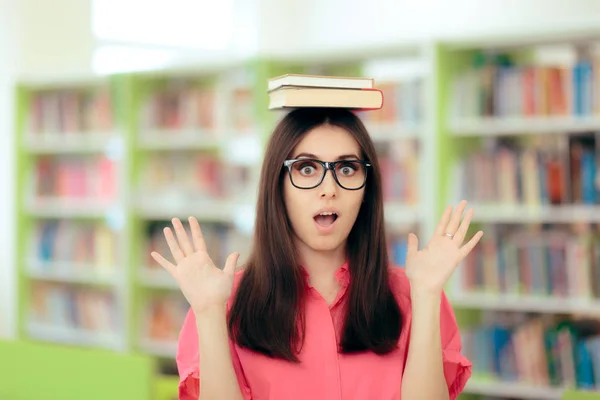 Lustige Studentin Balanciert Einer Bibliothek Bücher Über Ihren Kopf — Stockfoto