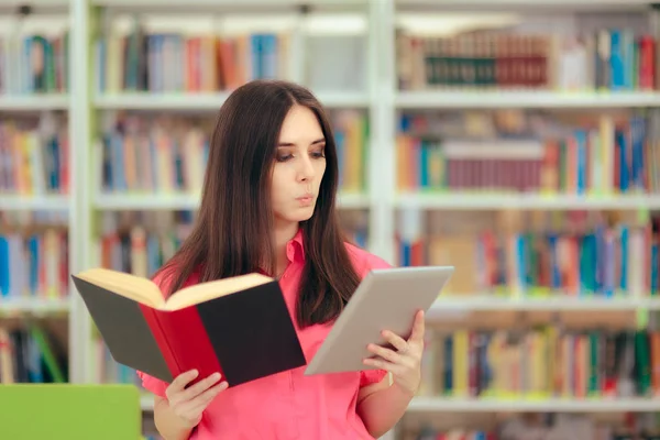 Student Biblioteket Faktum Kontroll Böcker Kontra Internet — Stockfoto