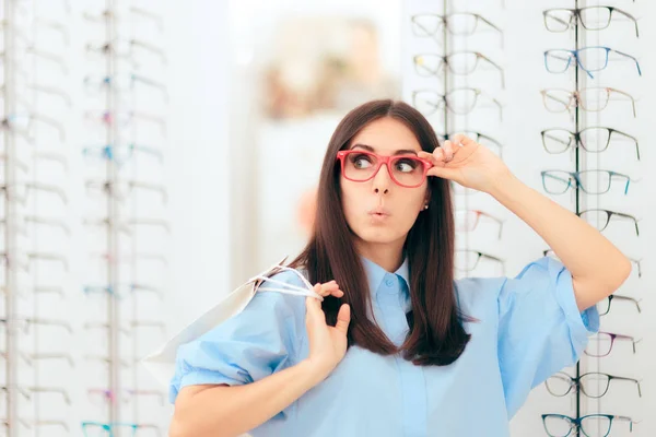 Fille Shopping Pour Lunettes Vente Saison Dans Optique Magasin — Photo